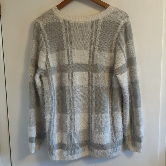 Joseph A. VGUC soft white and light grey eyelash sweater, plaid - Picture 9 of 9